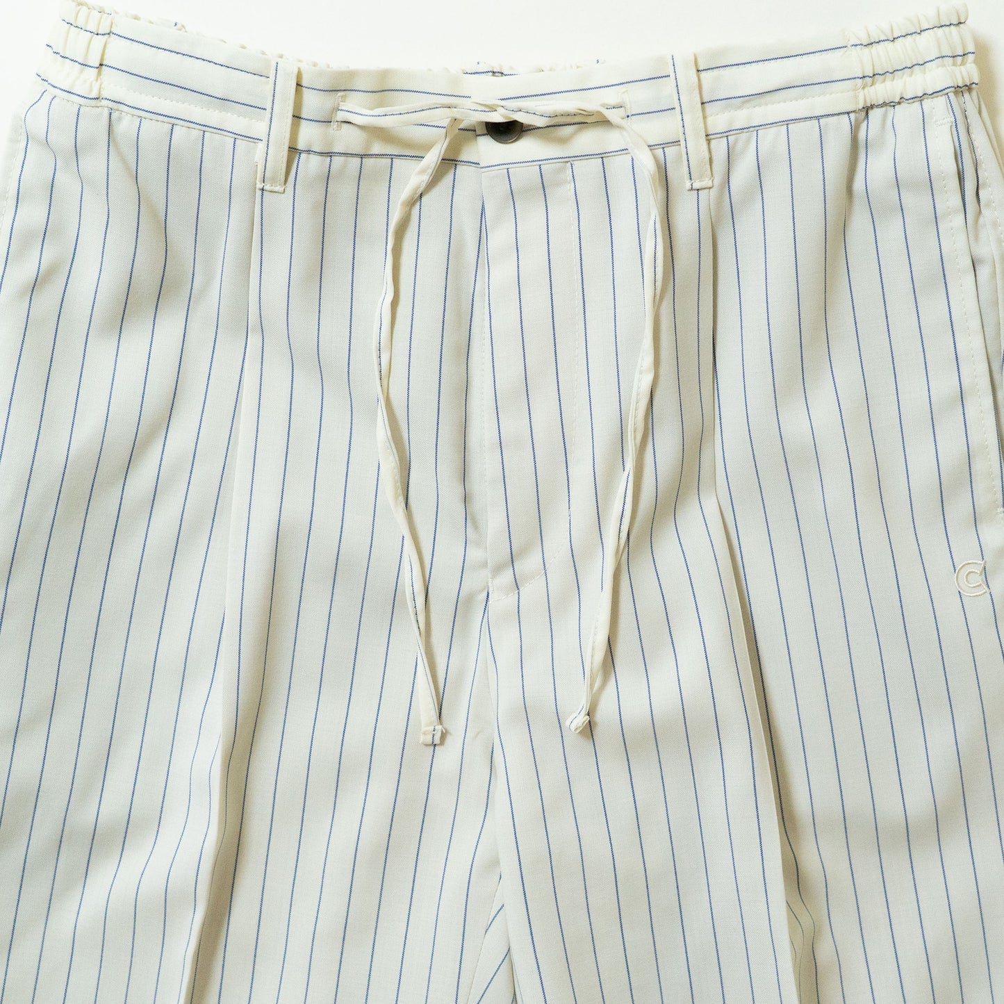 COLONY CLOTHING / ワンプリーツイージートラウザーズ ホワイトストライプ / CC2501-PT02-03