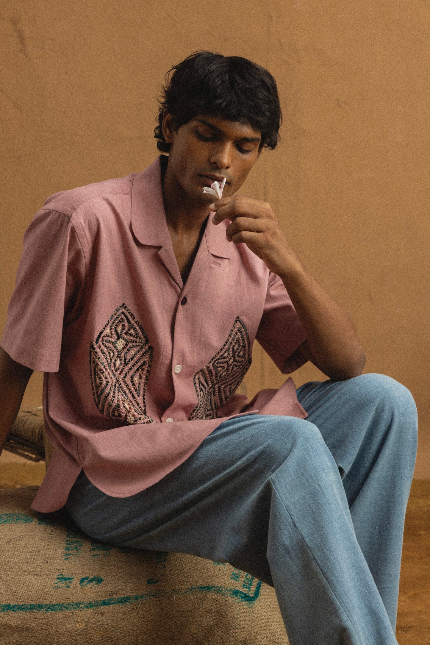 KARDO / RONEN / RELAXED FIT CAMP COLLAR SS SHIRT WITH HAND APPLIQUE / PINK